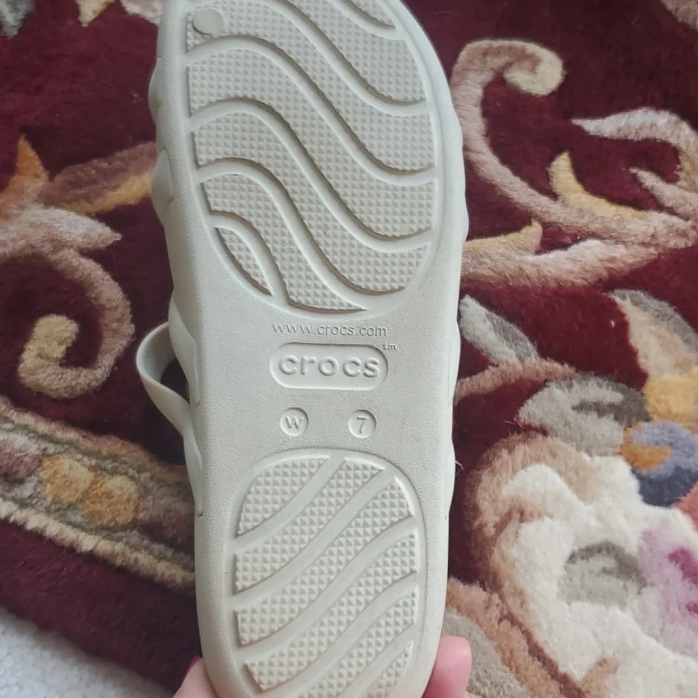 Crocs Splash Slides,Size 7, Cream color. - Picture 4 of 5